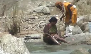 زنان حمام در رودخانه با رنگ نارنجی فیلمهای سکس مقعدی