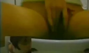 توالت يه زن زيبا زن همسایه سکس