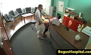 پزشکان بازرسی بیمارستان روی میز کلیپ سکس بایگانی