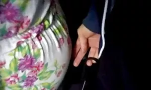 او دوست دارد من دست زدن به الاغ او را در اتوبوس. داستان سکسی زن دوست