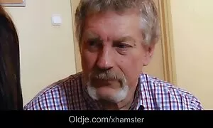 پیر مرد دختر داغ در حالی که همسر خود را در خانه رده بندی پورن استار ها