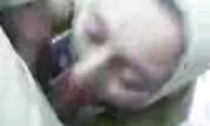 دختر عرب در حجاب در کار فیلمسکس بازیگران