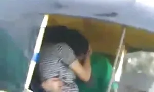 بوسیدن در کشش ماشین. پخش زنده کانال سکسی