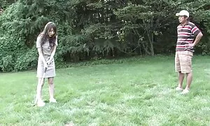 به دنبال به جلو دختر در زمین گلف سوپروسکسی